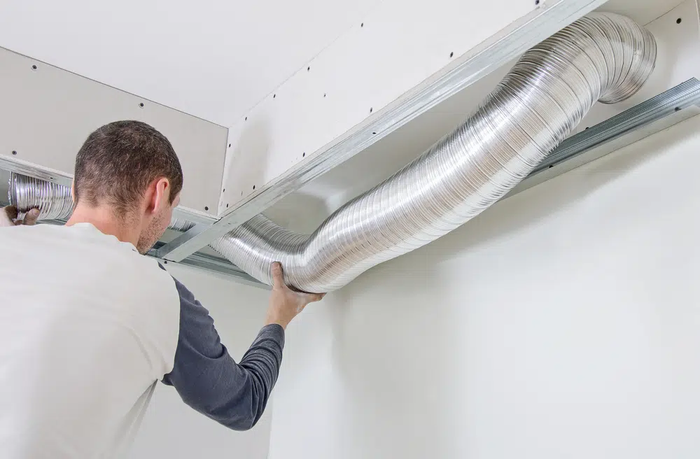 homme installant une vmc